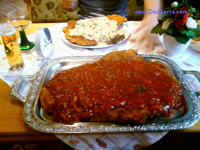 XXL Schnitzel auf Silbertablett